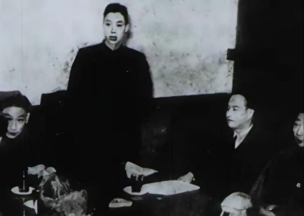 1949年，上海解放后，一天夜里，工作人员送来一份案件汇报，陈毅看完后，眉头一皱