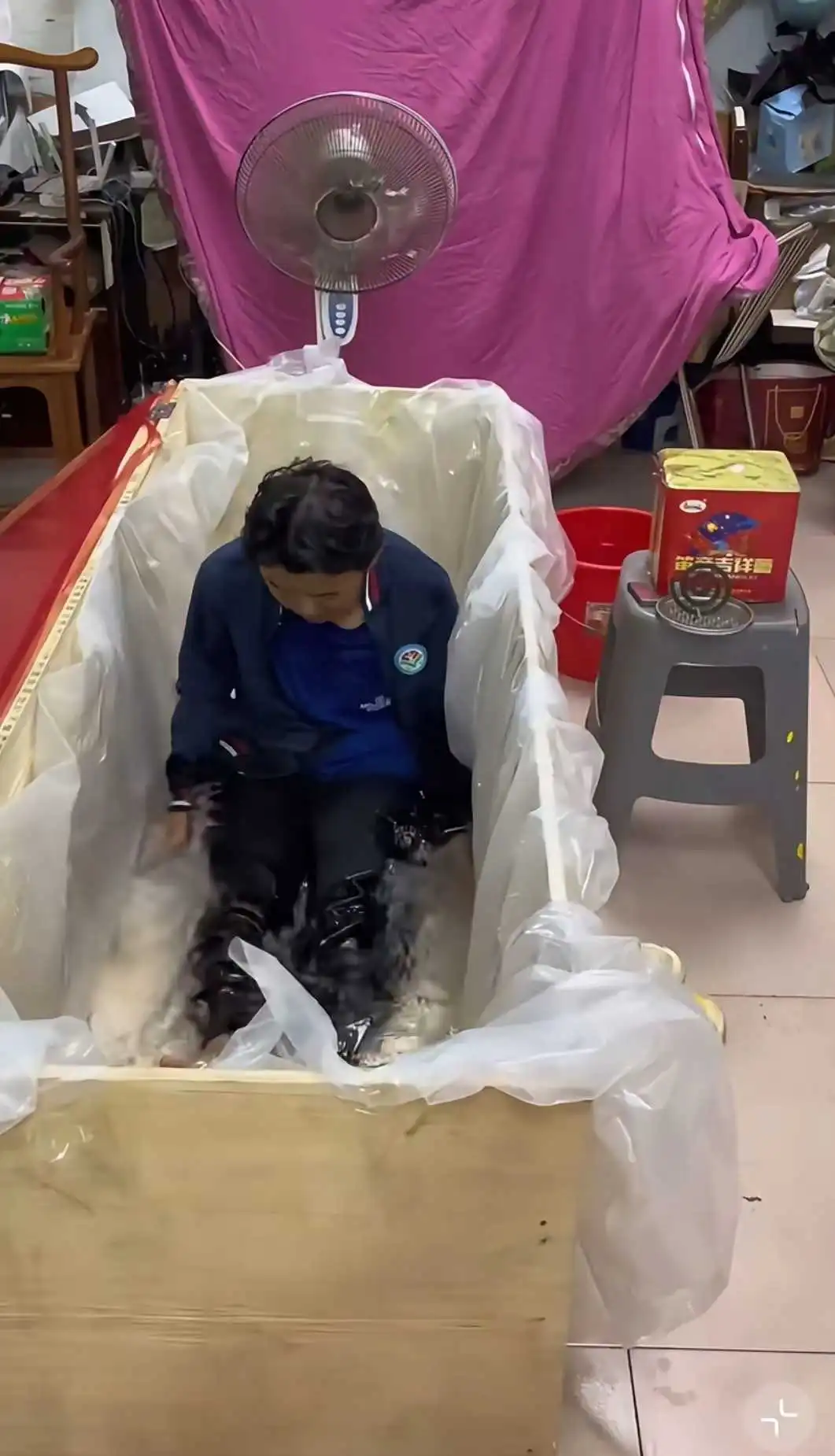 这天气太热了！一男子用箱子装水躺里面避暑，他就不怕家人回家吓一跳吗？