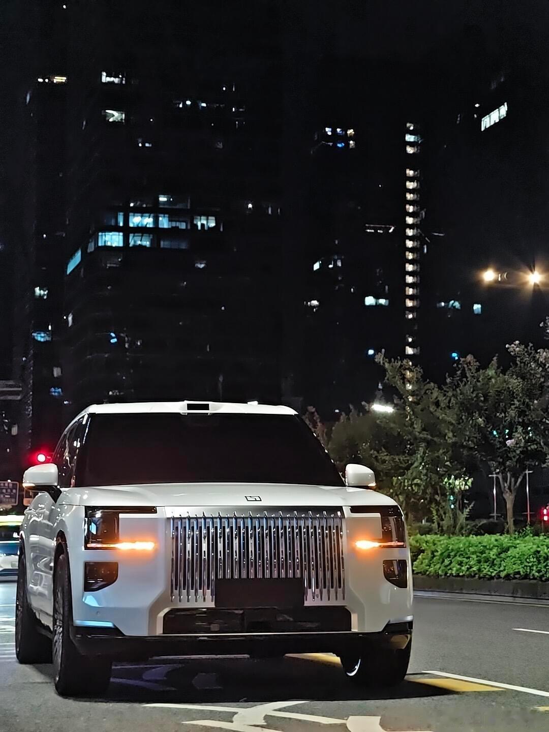 极氪9X这白色外观看起来真不错，推荐白色。新能源汽车大v聊车​​​