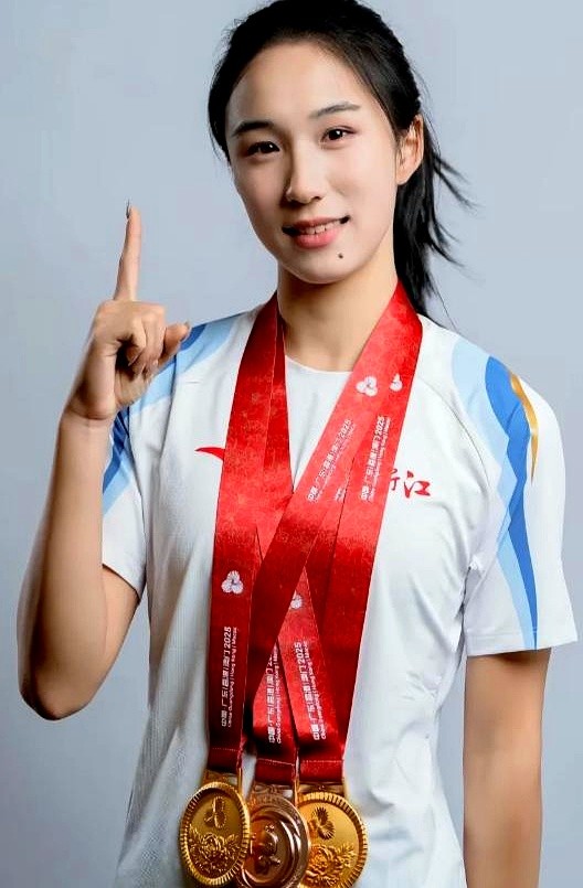 当着全国镜头的面，17岁全运会冠军陈妤颉指着汪顺问：能不能当她姐夫？这要换别人早尴尬了。汪顺没接话也