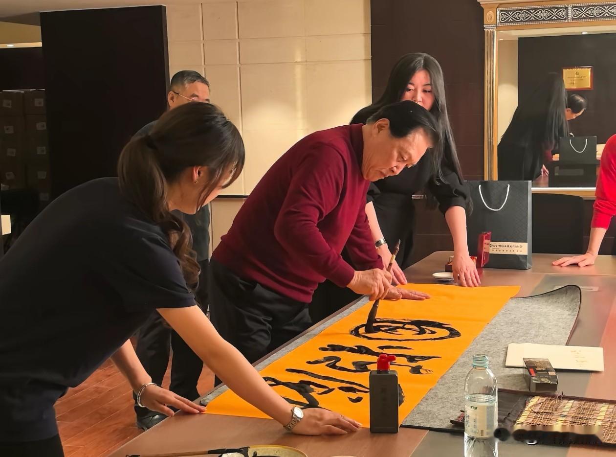 演员唐国强为某变压器厂题字。某厂二代晒出了唐国强的书法作品。在宽大的办公桌