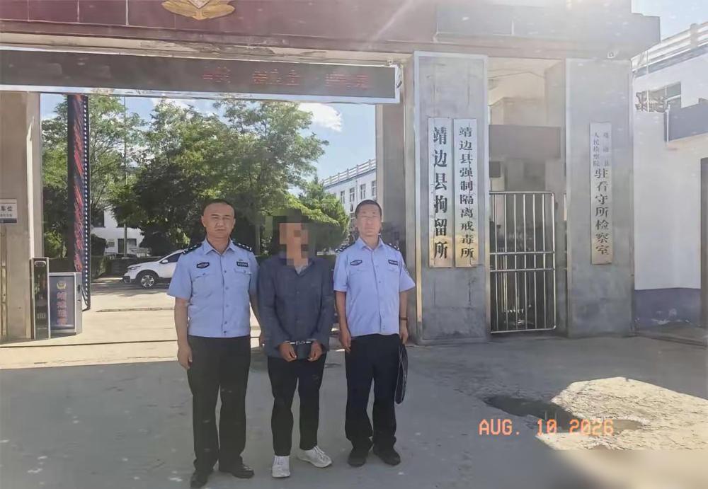 陕西靖边，一50多岁农民看一片“荒地”长了杂草，便开上四轮旋耕机轰轰烈烈翻了几天