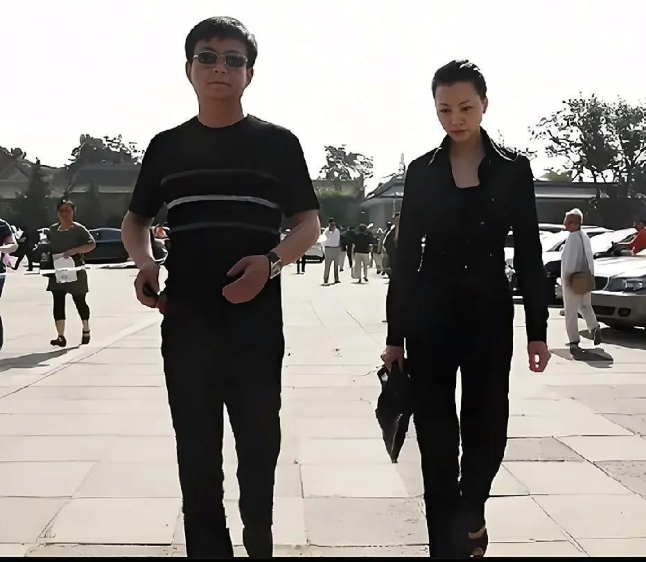 朱军与神情落寞的董卿，因为他俩是参加同事罗京的葬礼。同样都是名嘴，同样都是社会名