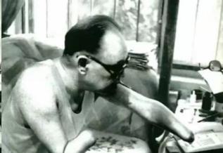 1956年，朱彦夫在长津湖战役后四肢截肢还瞎了一只眼，在回到老家后，母亲那句