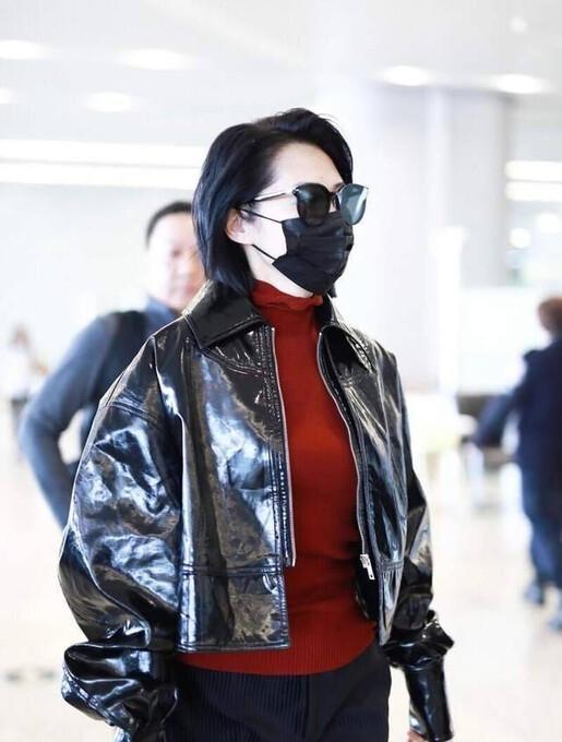 许晴剪短发年轻20岁走机场，皮衣小黑裤造型超美