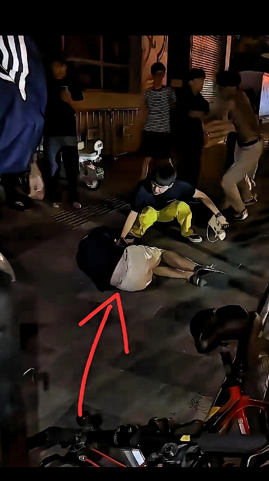 为我们大徐州的这位小伙点赞！[赞]看看躺在地上的这位，就是来自哈萨克斯坦的留学