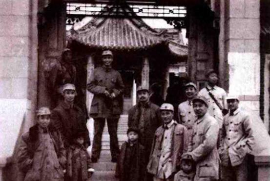 他从纵队副司令变成粟裕助手，进入三野核心，过程很多人不清楚！“1948年初的夜
