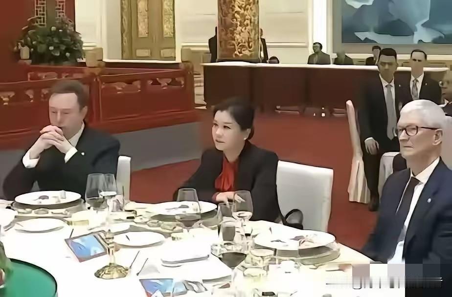 很多人好奇坐在马斯克和库克中间的女人是谁？她叫周群飞，早年出生于湖南湘乡，大专学