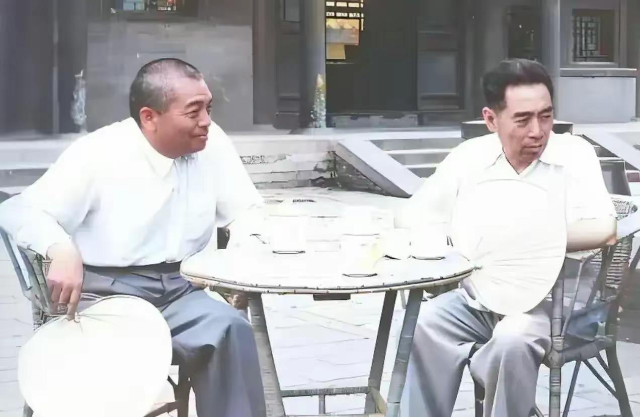这是周总理和彭德怀的真实样貌，都看看吧，这可不是演员扮演的。周总理把自己的一