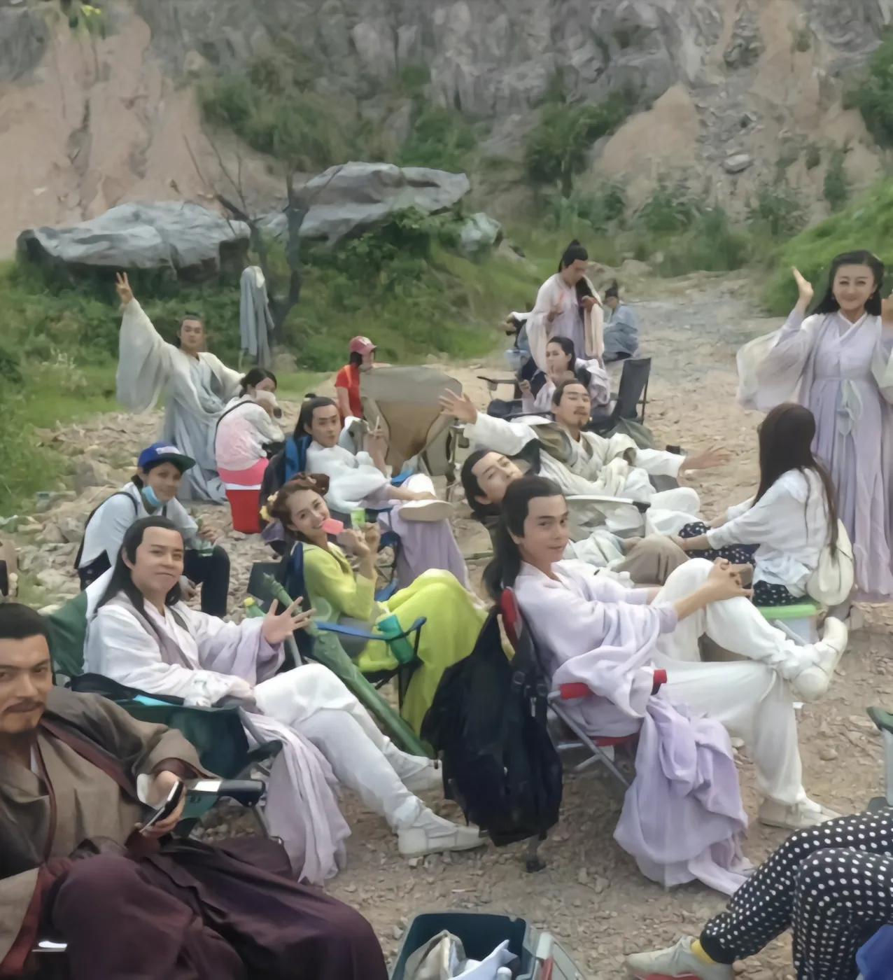 救命！这张剧组大合照，我硬是没认出来是哪部剧！😂在相册里翻到一张老照片，看这