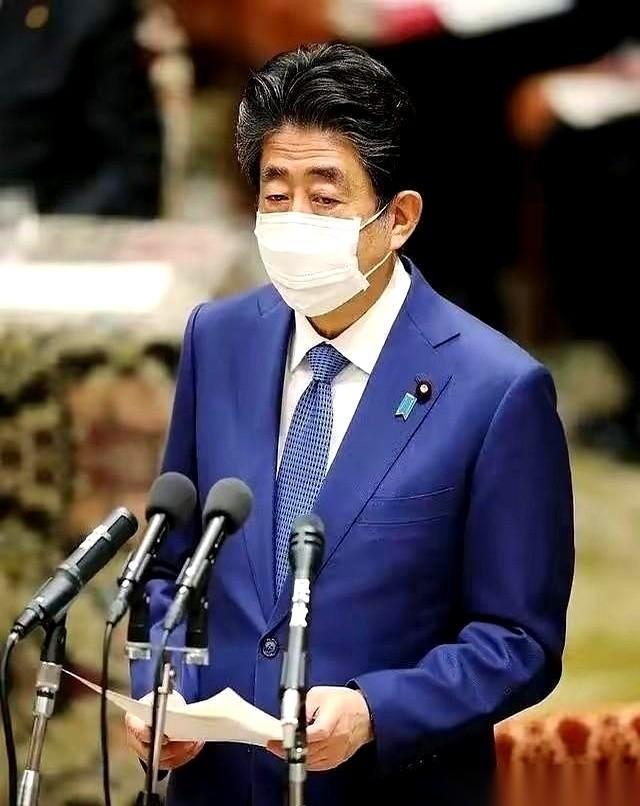 一个怪圈，不知道你发现没？他们一边不停地往我们身上泼脏水，一边又反过来，一本正