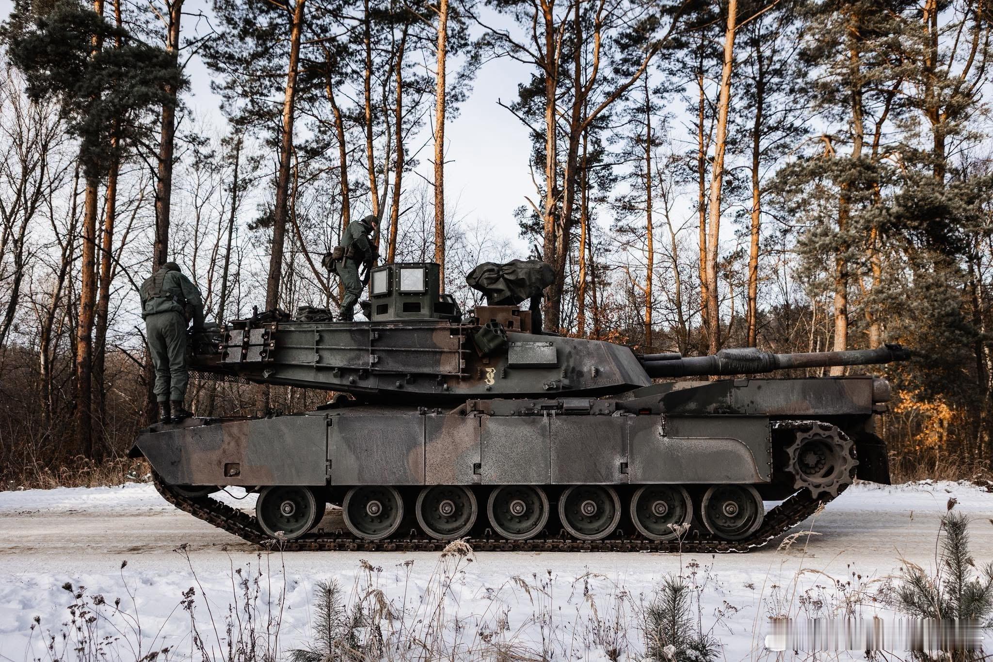 波兰陆军订购的新一批M1A2SepV3到货，装备第18机械化师第一华沙装甲旅