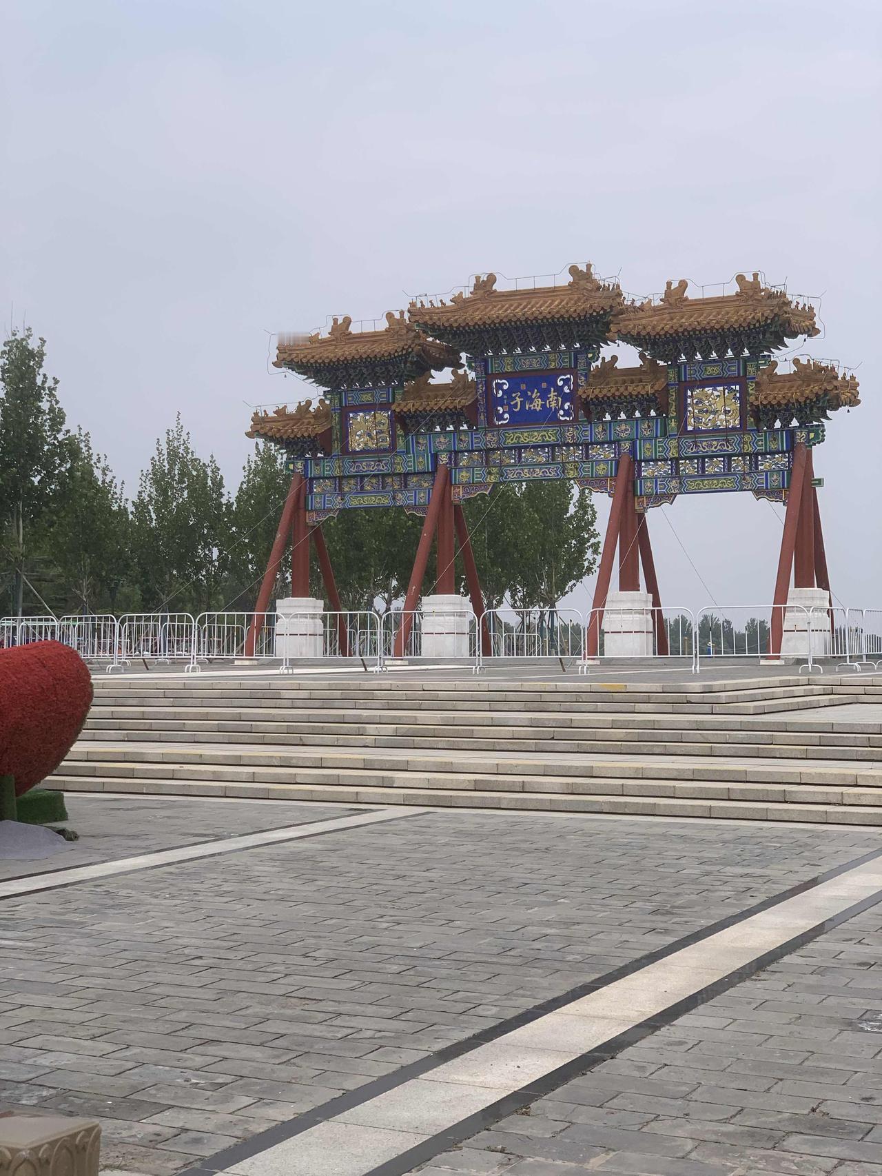 分享一张相册里随手拍的天空北京南海子公园，面积特别大，里面有一个麋鹿园，特别受小