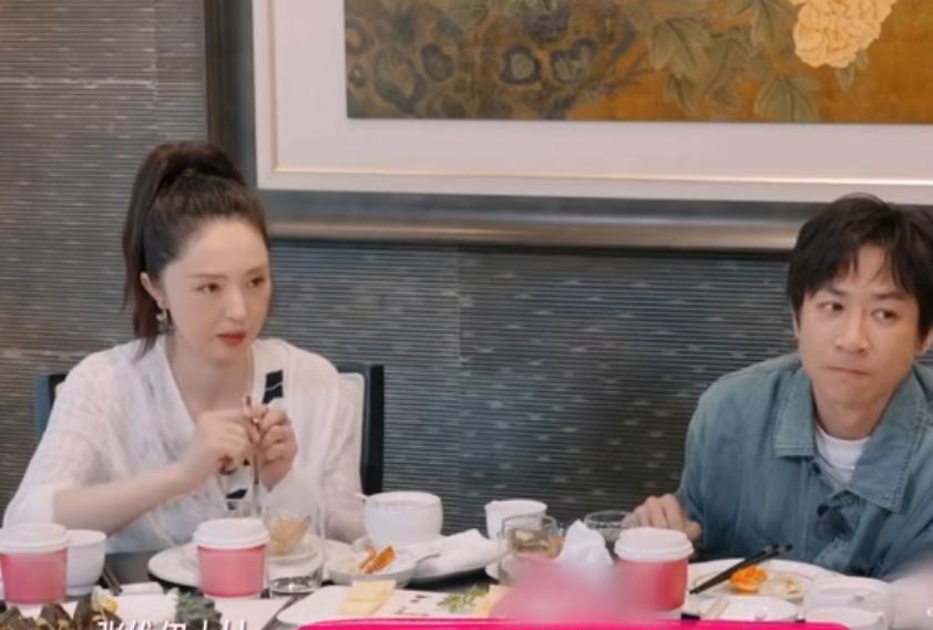 张维伊的大姑说话向着董璇，她让张维伊把财政大权交给董璇，张维伊大姑：“经济上，你