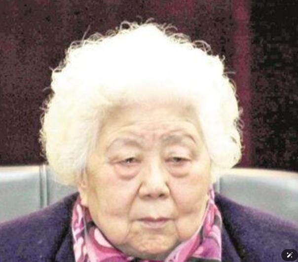 1949年，江竹筠遭党内叛徒出卖，身陷渣滓洞英勇就义，而叛徒之妻郭德贤却在新中国