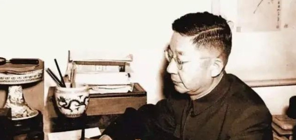 1943年，老舍妻子带着三个孩子远涉千里赶到重庆，老舍听到妻子来了，惊得手里的筷