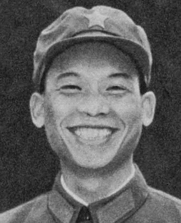 1979年3月，越南北部山区，一片无人的农田里。一名走失的解放军战士正蹲在地