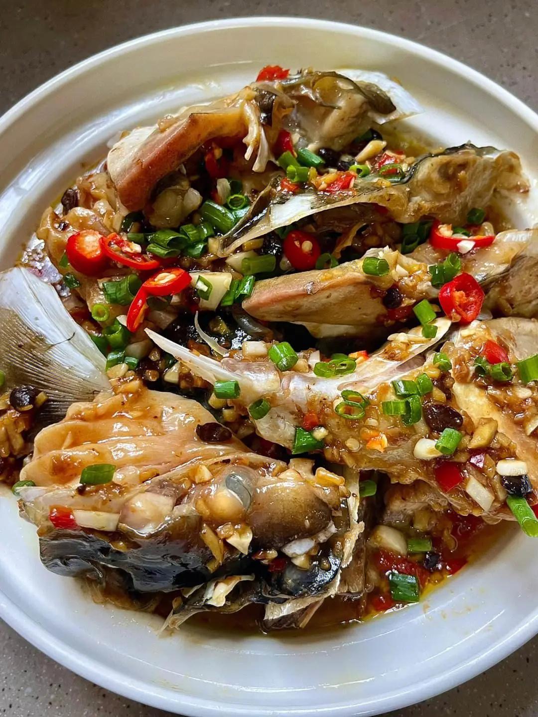 长沙美食寻味，打卡河西老蒸菜店！红杜鹃浏阳土菜馆美食推荐：1、豆辣清蒸鱼头