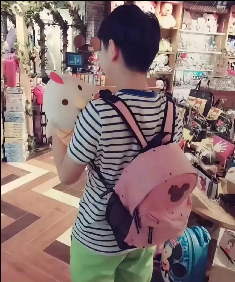 考古到莎莎小时候的可爱瞬间啦谁懂啊！刷到莎莎小时候的照片，瞬间被可爱暴击?
