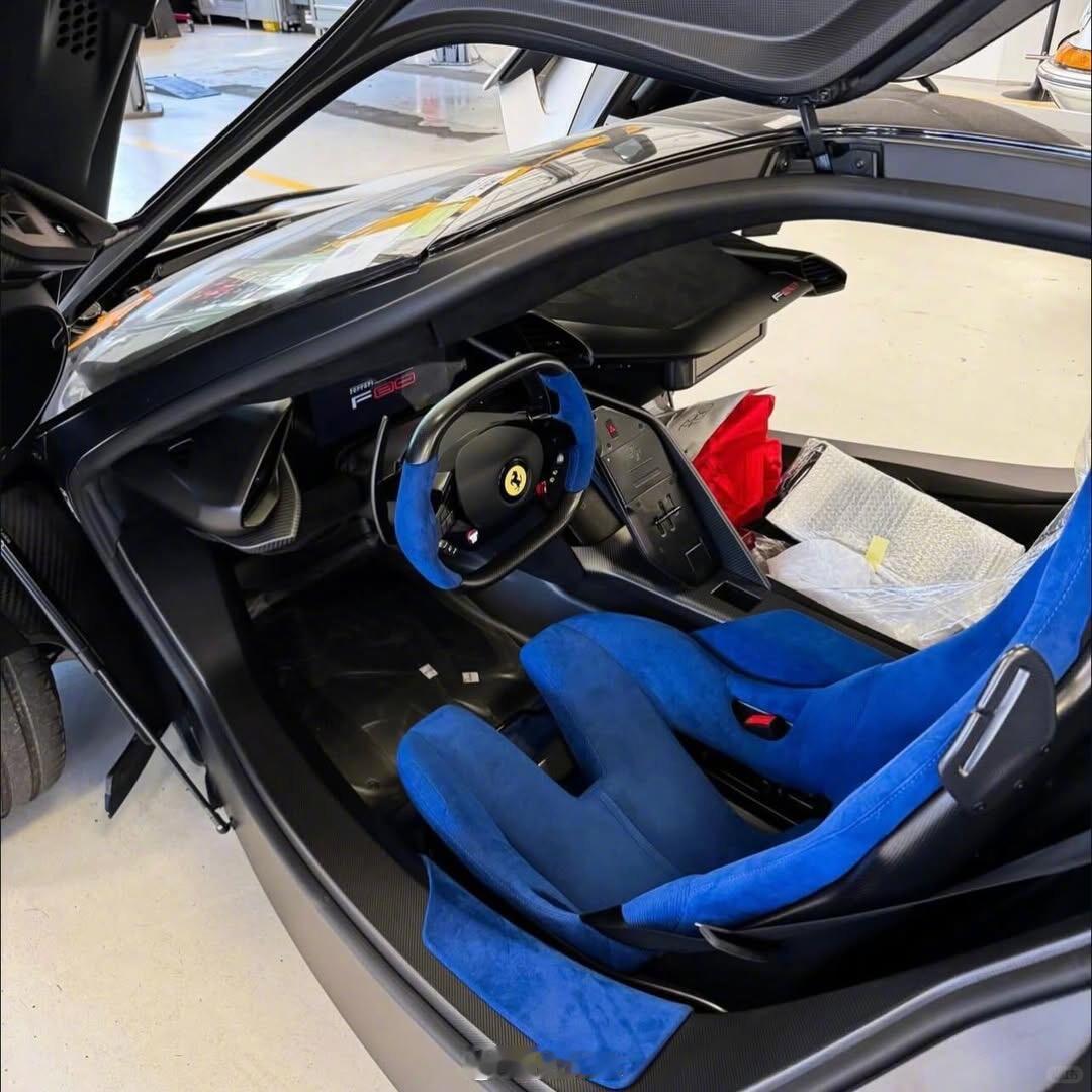 美规马王F80开始交付了，这辆配色不错法拉利