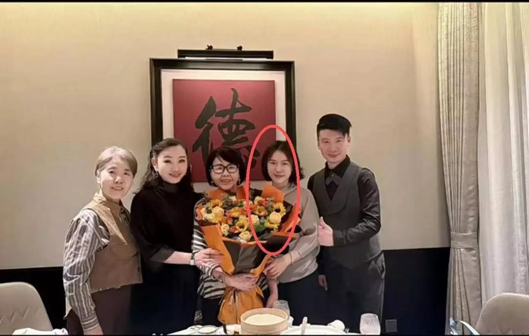 翁帆最新露面！杨振宁离世后首个母亲节，陪妈妈学昆曲状态回暖杨振宁离世7个月后，