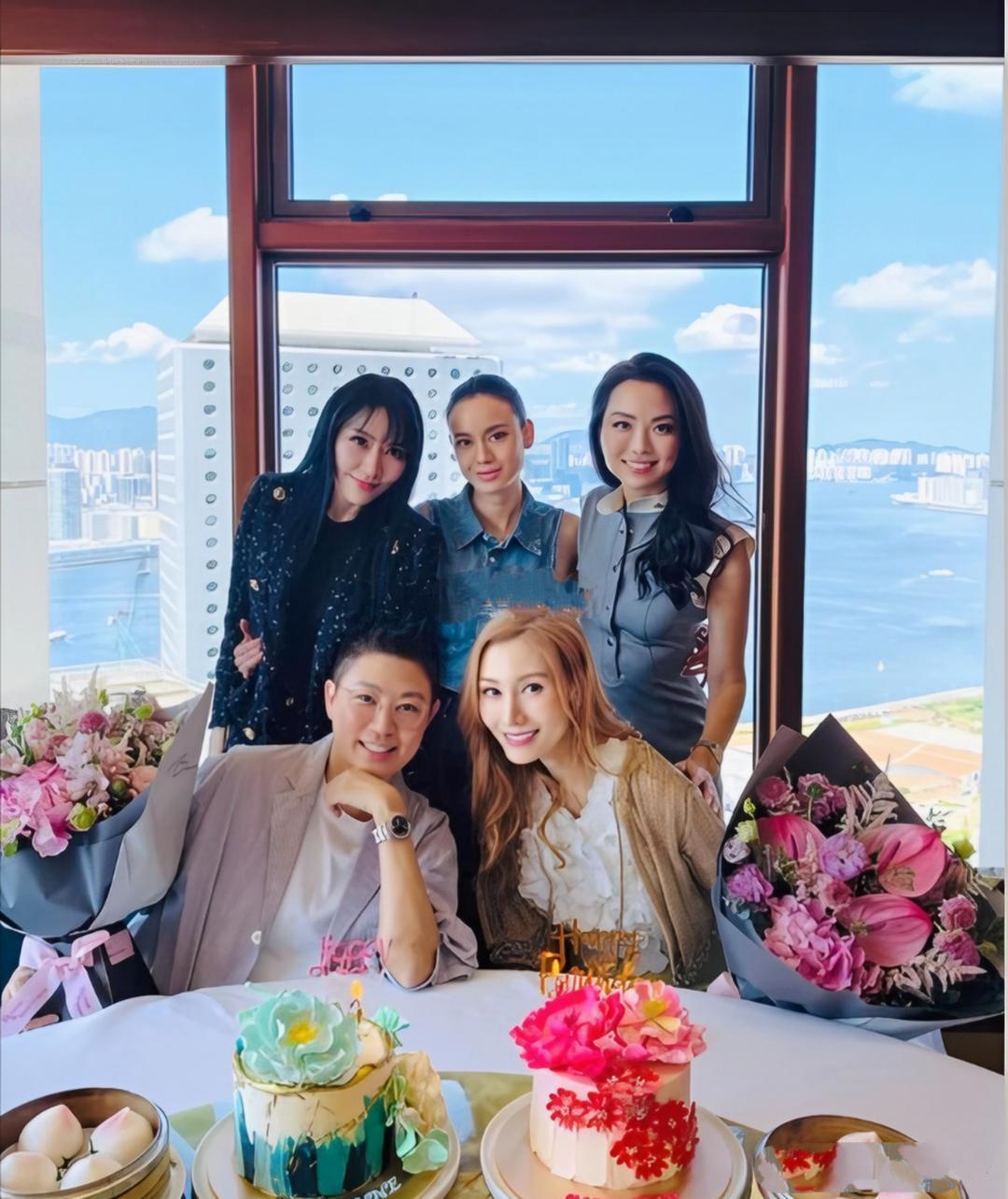 “最美港姐”53岁李嘉在香港高级餐厅和名媛好友庆生。李嘉欣一头黄色