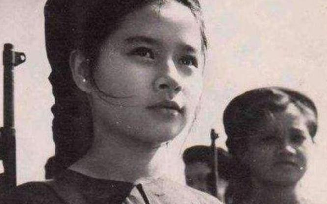 1979年，黄干宗被两个越南女兵抓走，他已经做好赴死的准备，谁知她们却说：“我们