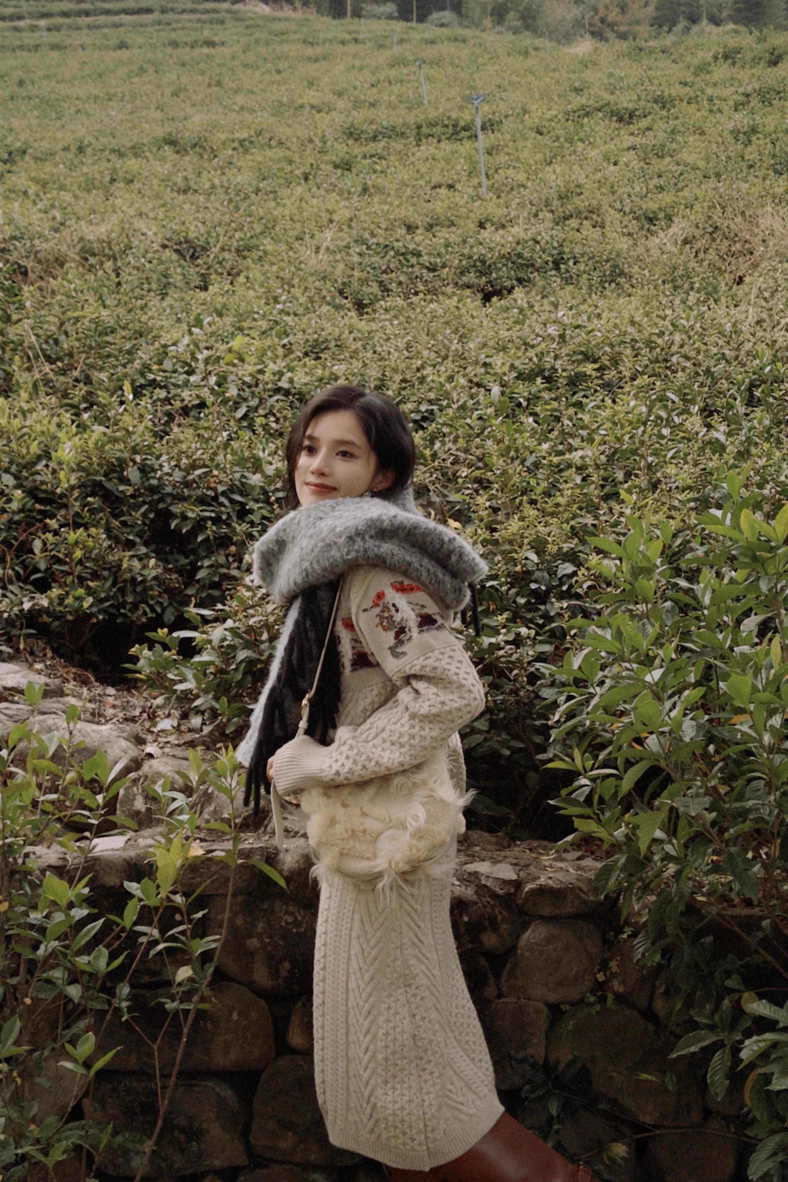 张婧仪拍戏遇到赶不走的路人张婧仪拍戏遇到了赶不走的路人，额这...现场那么多机器