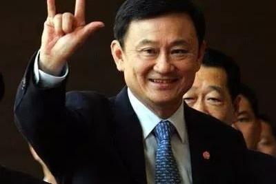 他信出狱了，时间点选得实在精妙，女儿佩通坦刚被宪法法院撵下总理宝座，为泰党在大选