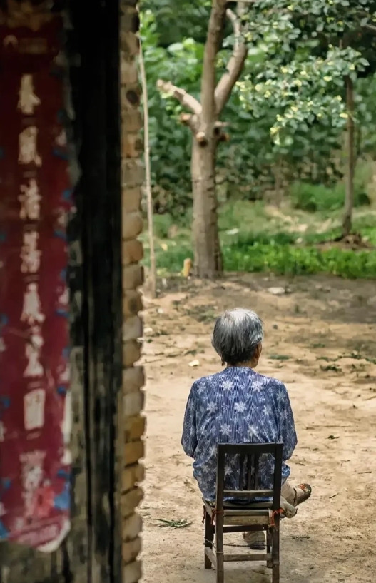 发现没有，人到老年孤独是人最后的归宿。我今年76岁，老伴去世后一个人独居，现