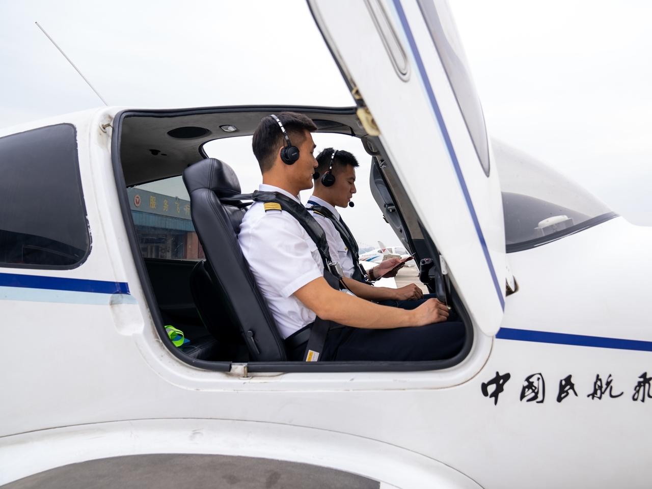 四川，一男子参加飞行员考试，英语考核4次都不达标，航空公司决定不录用他，随后竟把