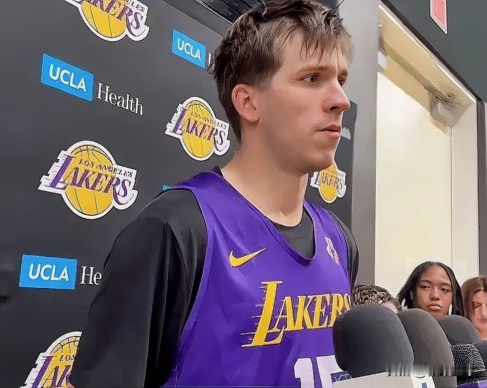 里夫斯真是语出惊人啊！小李在今日接受了采访，谈到詹姆斯如何在东契奇持球被包夹