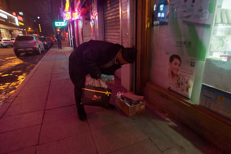 养老金5-6000的大姐，也开始捡纸箱子卖钱了今天早上出门，我打算把昨天攒