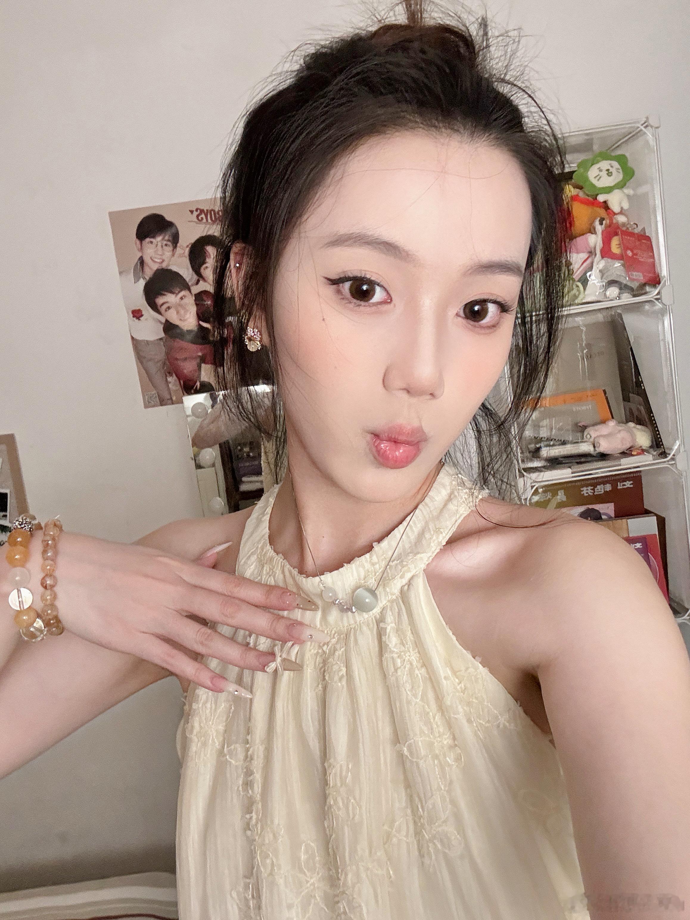 blingbling🌟自己穿的水晶项链穿白色感觉好干净像水一样缺水的人就
