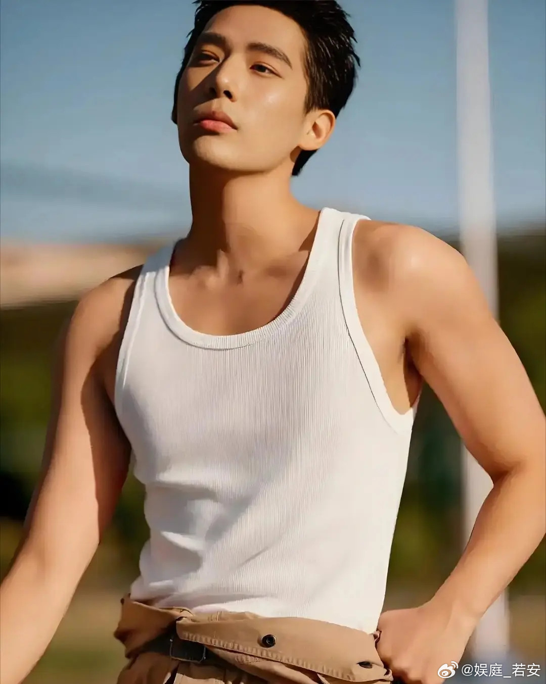 王安宇现在确实是爱奇艺重点押宝的小生，资源一路稳升。一、《一念江南》重启：男主锁