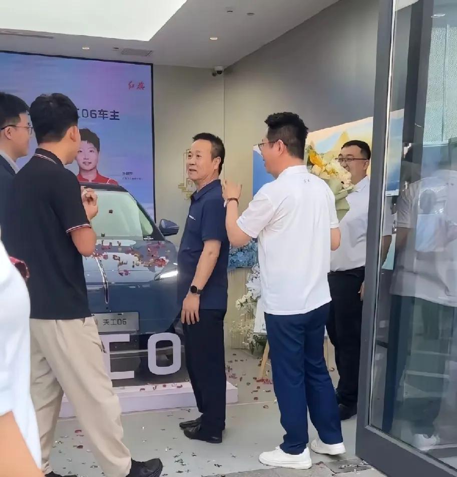 今天有多少人羡慕眼前这个男人了孙颖莎的爸爸帮她去提车了，就是那款蓝色的红旗天