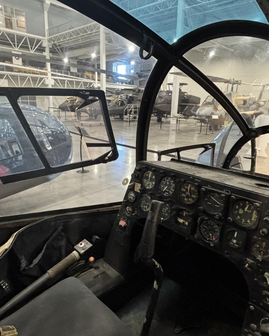 【航空史上压力最大的座位？】如果你觉得自己的工作压力山大，那不妨想象一下：196