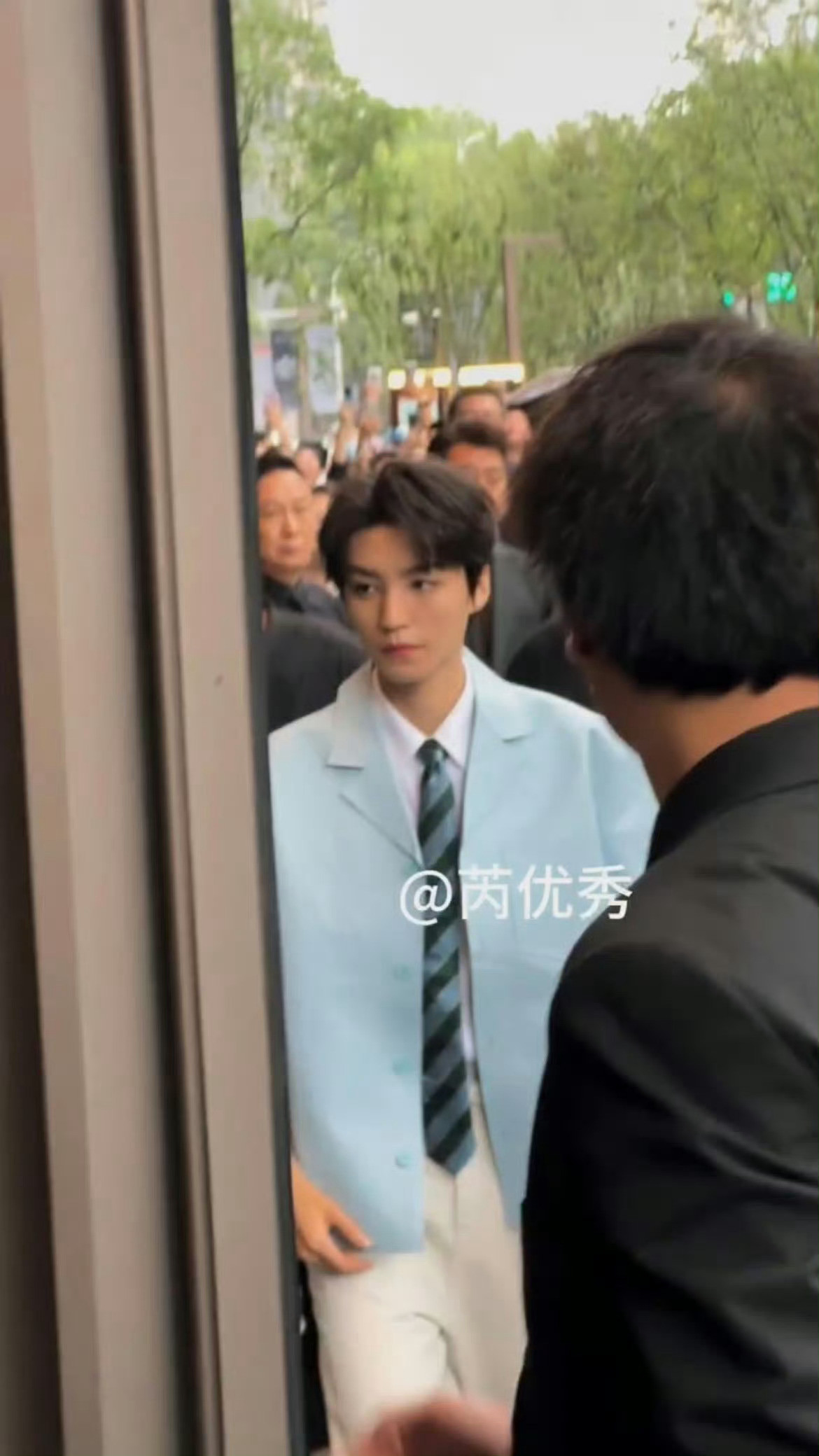 王俊凯蓝色衬衫造型路透王俊凯衬衫领带造型王俊凯衬衫领带造型，好清爽，哇哦可以的