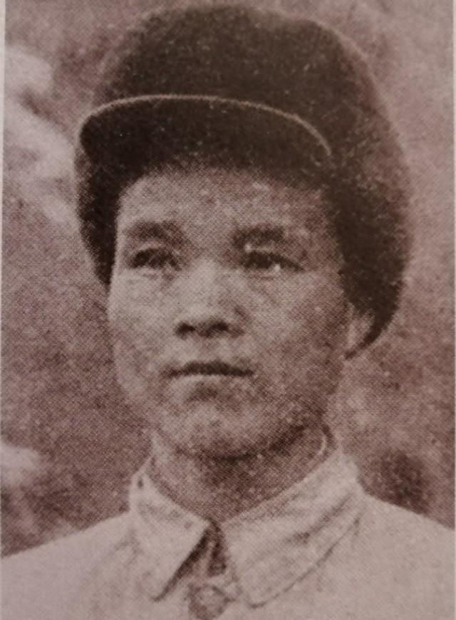 1951年，志愿军尖刀排遇到了美军两个帐篷，帐篷门口没有哨兵，战士们准备冲进去杀