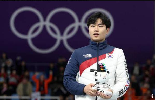 宁忠岩代表亚洲成就冬奥百年破局传奇这一刻他站在历史最高点！宁忠岩为中国代表团拿