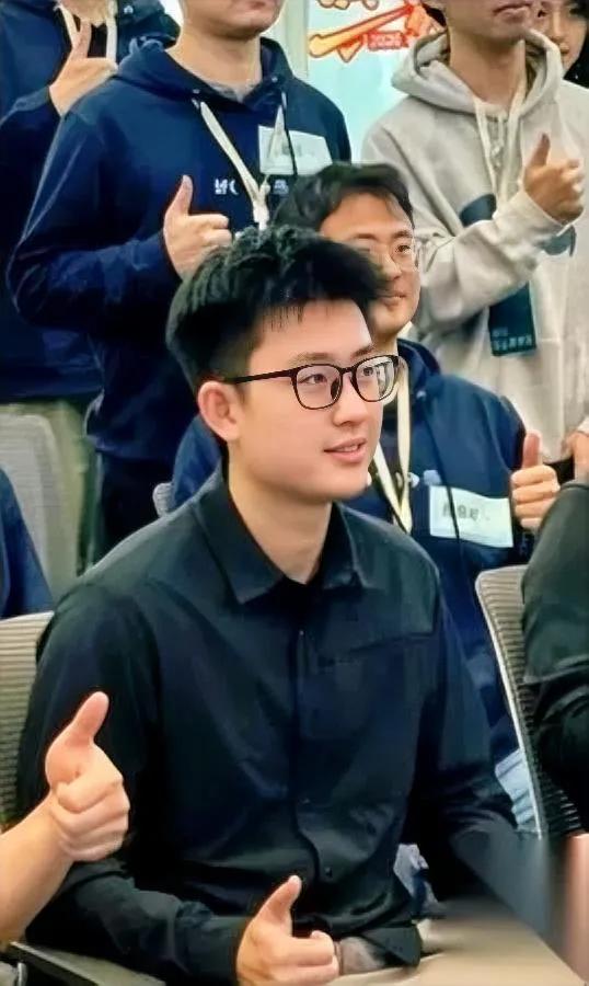 字节跳动总部，来了个狠人。26岁。名片title：首席算法专家。直接向核心管