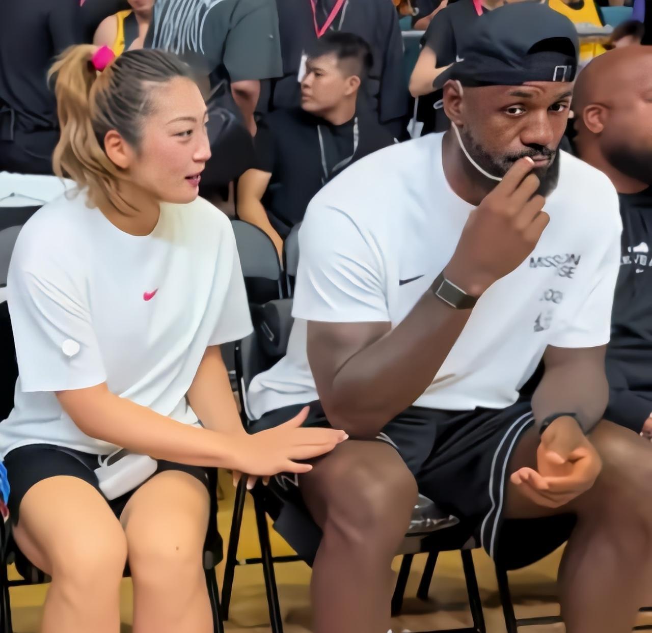 哇塞！李梦真是不一般。李梦也算在女篮阶有头有脸的人物了，坐一起那个来自那个国家