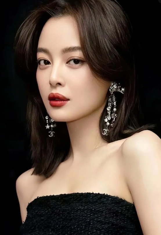 辛芷蕾砸150万给弟办婚礼蹲角落递茶水这明星活得比人设真她穿小香风却素面朝天，