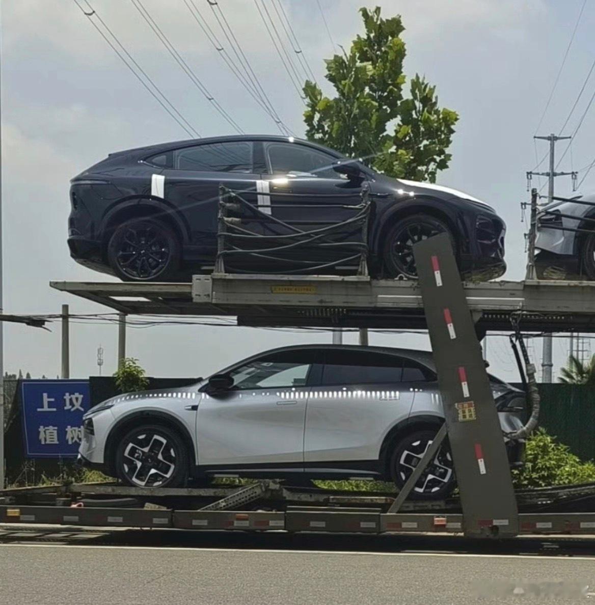 小鹏G7实车来袭，这次跟小鹏G6摆在了一起无论是从此前工信部的参数还是实际图片来