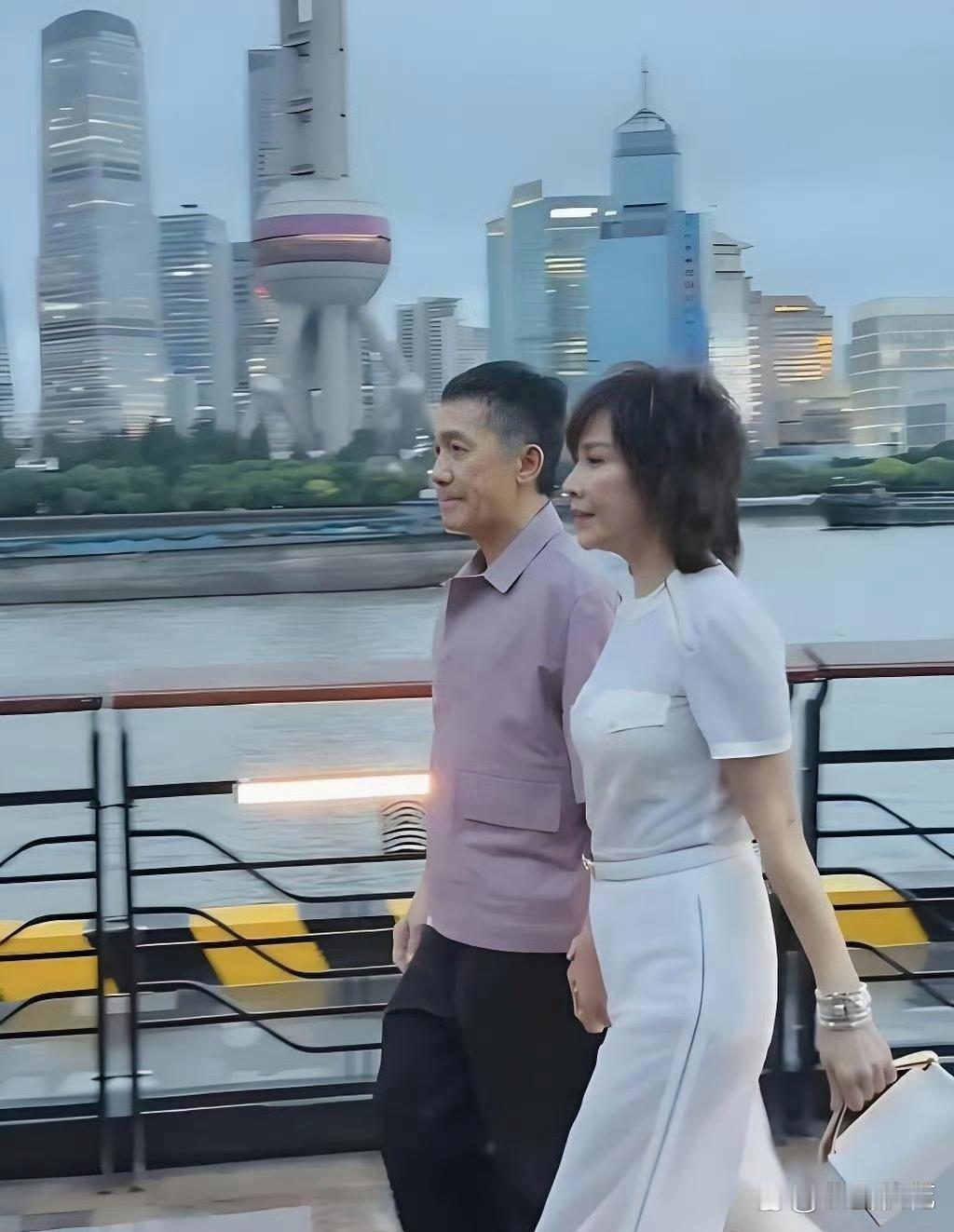 59岁刘嘉玲上海被偶遇！脸蛋依旧圆润饱满，身材保养得宜，状态好到像三四十岁，岁月