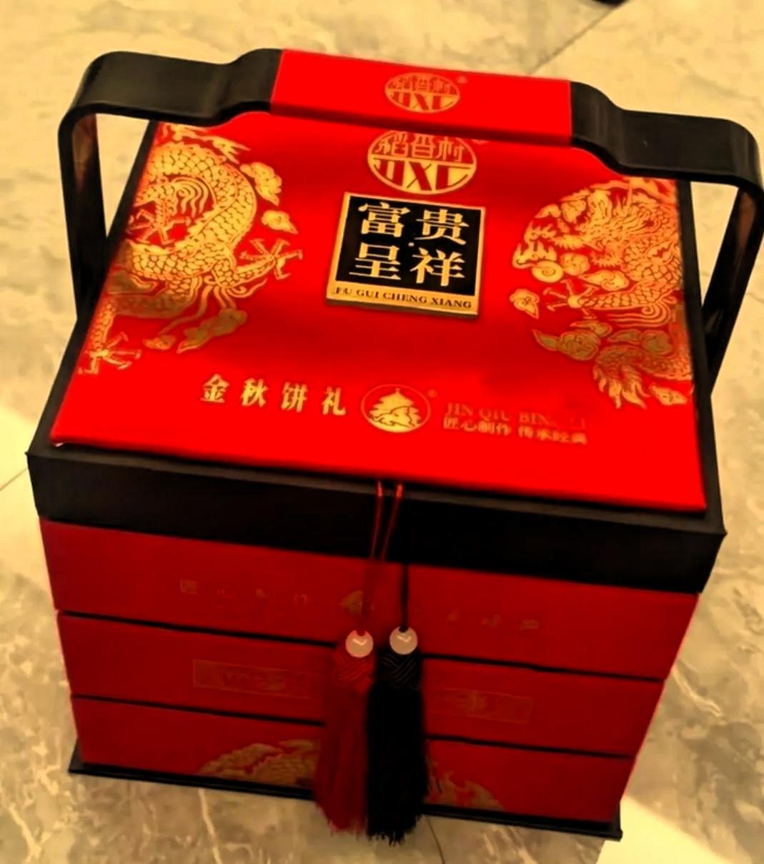 八月十五前，有户人家买了盒月饼送母亲。母亲舍不得拆开，拎着送到外婆家。外婆也没有