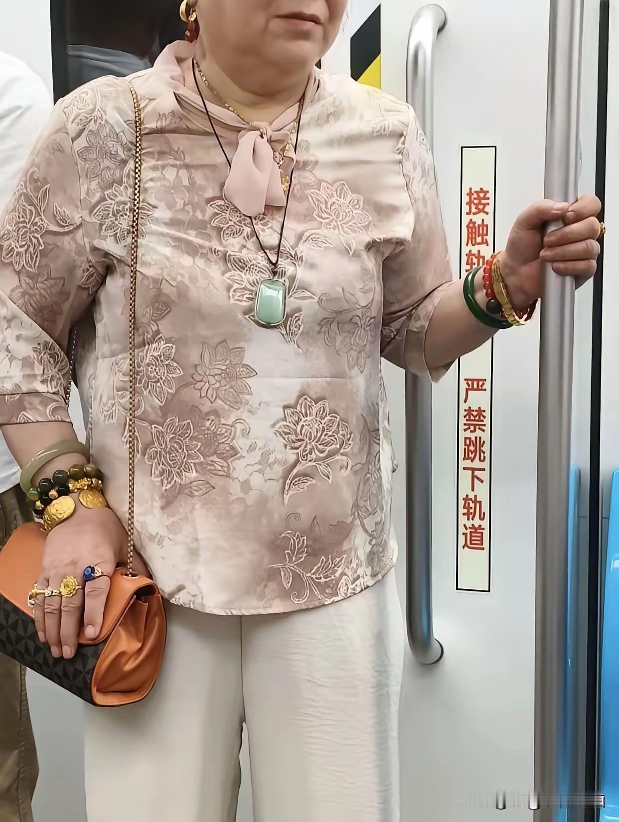 有钱任性，这位大妈表现得是淋漓尽致！不难看出，大妈长得白胖白胖的，一看生活条