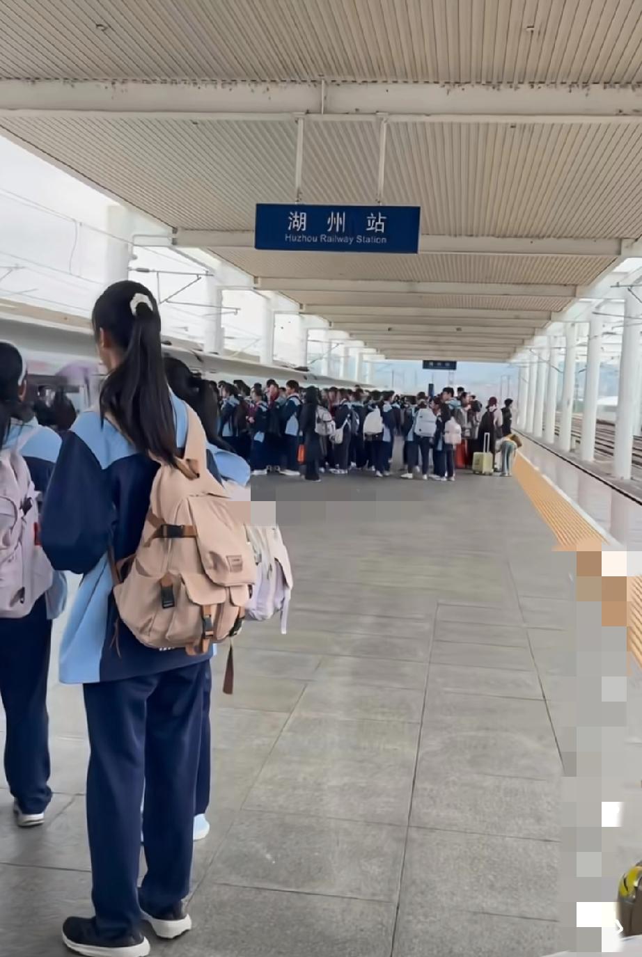 浙江湖州。网友发视频称:浙E的秋假开始了，高铁站全是娃，到时候帝都会不会都是浙江