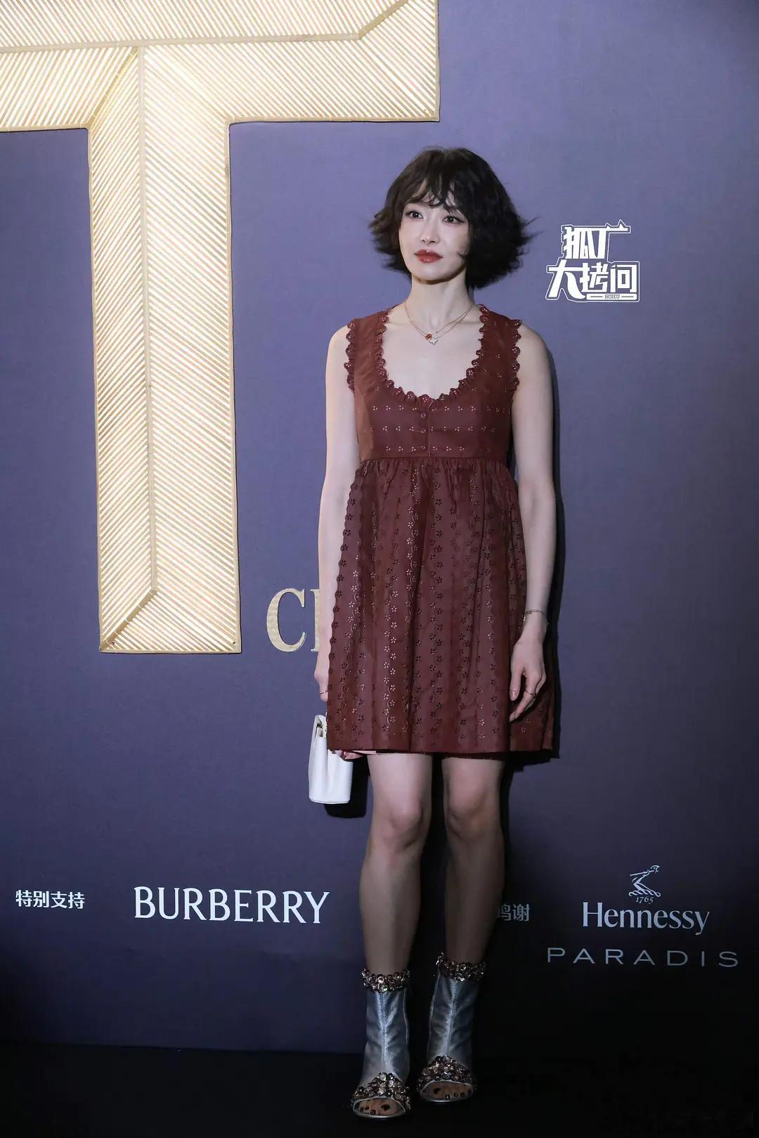 这是宋茜还是陈紫函？也就是我奶不穿这么短的裙子，只看上半身还以为把我奶背心穿出来