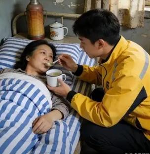 21岁外卖小哥本来可以送完直接就走，但是他多停15分钟，在群里发动上百位骑手，默